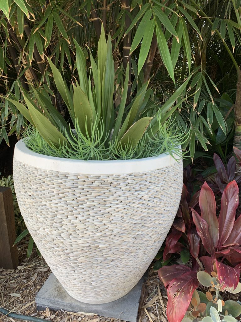 90cm white pebble pot with Spear lilly and icesticks